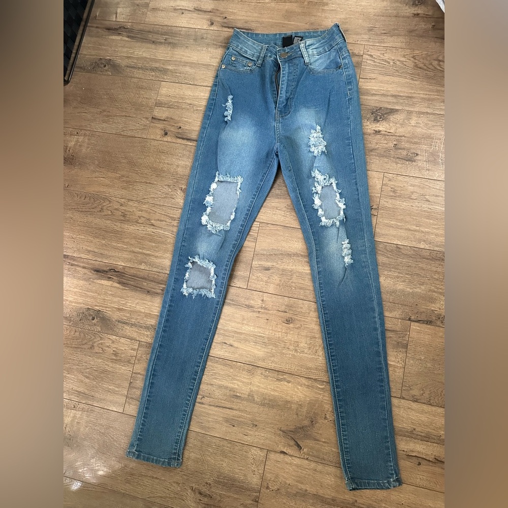 Ripped high waisted jeans